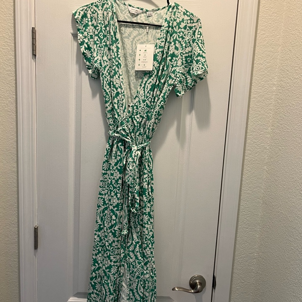 Green Aztec Wrap maternity dress! Never worn. Tags still on it. Size 10
